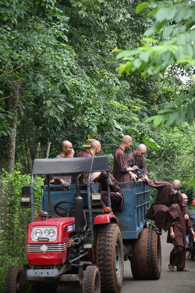 Chư Tăng đảnh lễ Hoà thượng Ân sư sau khi thọ giới tại Đại giới đàn Thiện Huệ - Đồng Tháp