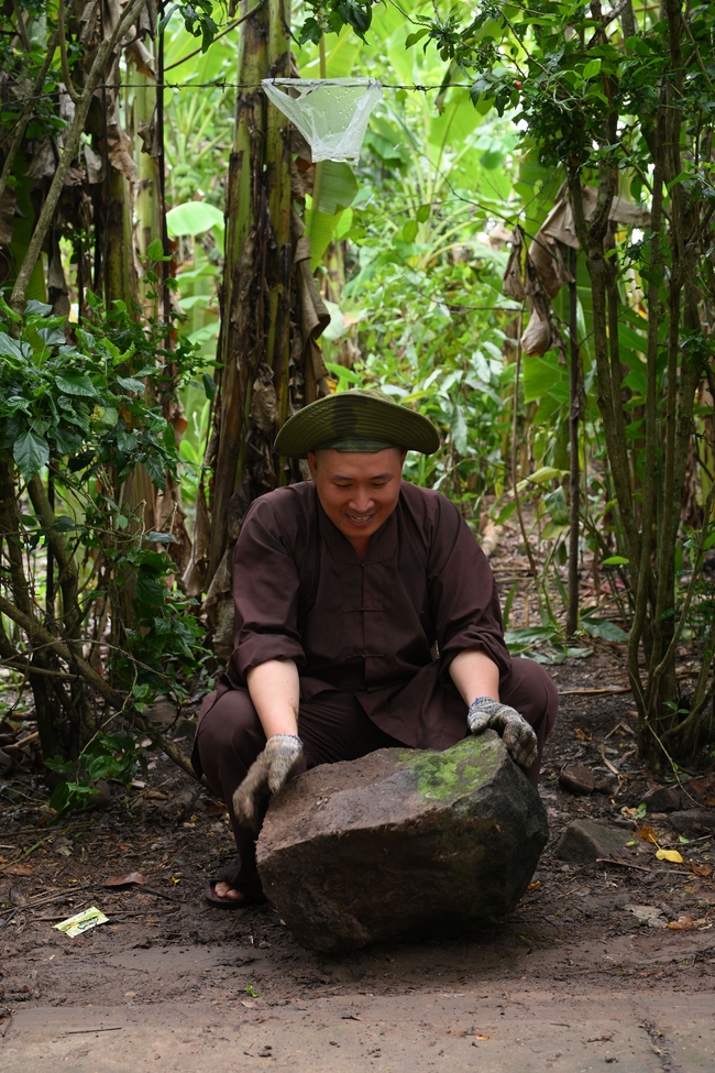 Chư Tăng đảnh lễ Hoà thượng Ân sư sau khi thọ giới tại Đại giới đàn Thiện Huệ - Đồng Tháp