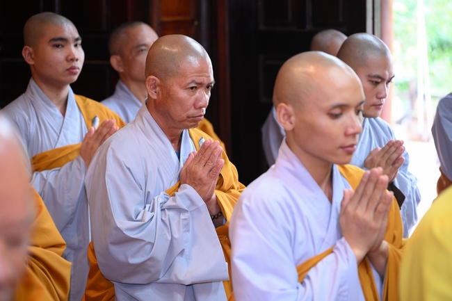 Chư Tăng đảnh lễ Hoà thượng Ân sư sau khi thọ giới tại Đại giới đàn Thiện Huệ - Đồng Tháp