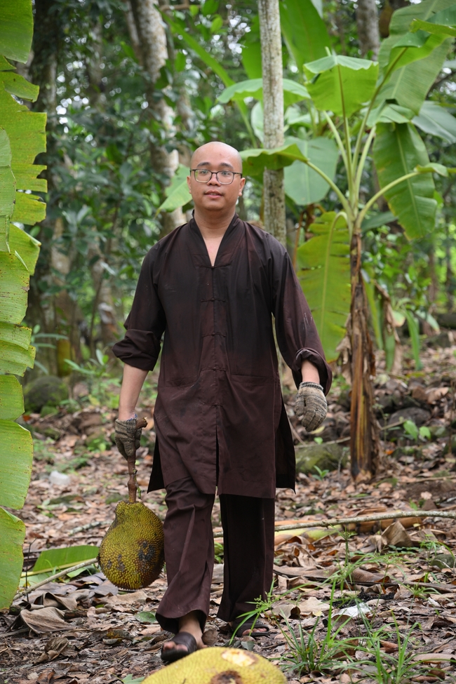 Chư Tăng đảnh lễ Hoà thượng Ân sư sau khi thọ giới tại Đại giới đàn Thiện Huệ - Đồng Tháp