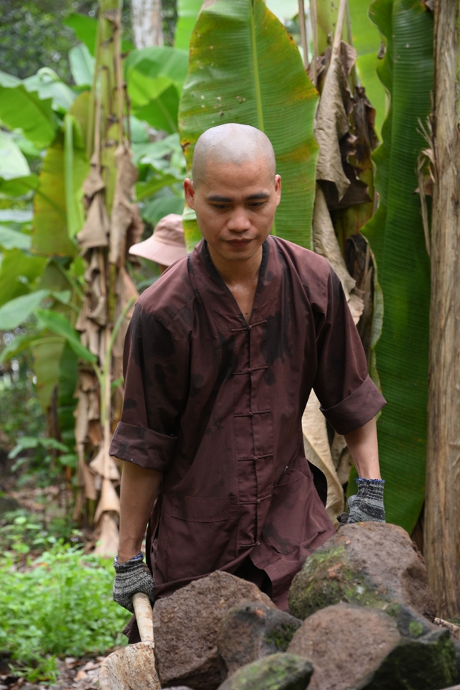 Chư Tăng đảnh lễ Hoà thượng Ân sư sau khi thọ giới tại Đại giới đàn Thiện Huệ - Đồng Tháp