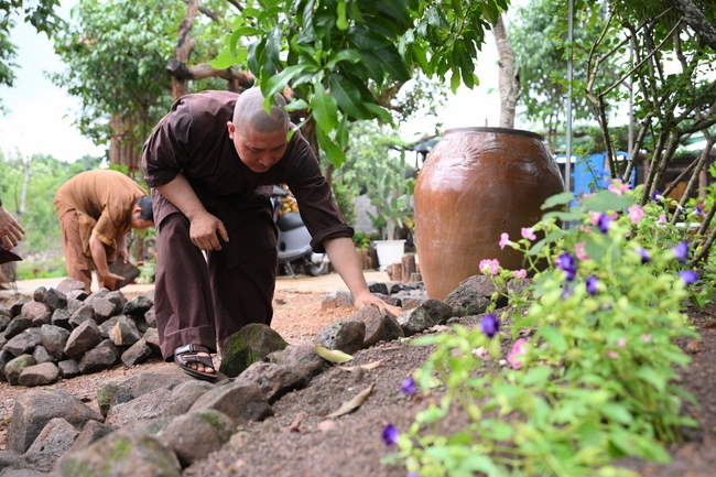 Chư Tăng đảnh lễ Hoà thượng Ân sư sau khi thọ giới tại Đại giới đàn Thiện Huệ - Đồng Tháp