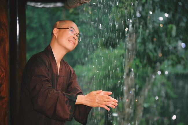 Chư Tăng đảnh lễ Hoà thượng Ân sư sau khi thọ giới tại Đại giới đàn Thiện Huệ - Đồng Tháp