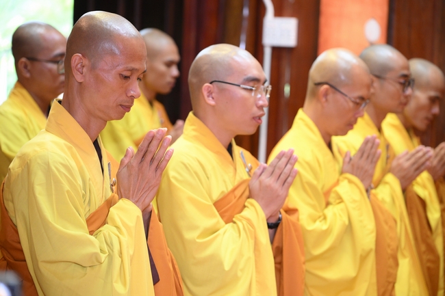 Chư Tăng đảnh lễ Hoà thượng Ân sư sau khi thọ giới tại Đại giới đàn Thiện Huệ - Đồng Tháp