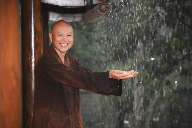 Chư Tăng đảnh lễ Hoà thượng Ân sư sau khi thọ giới tại Đại giới đàn Thiện Huệ - Đồng Tháp