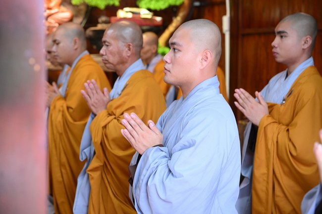 Chư Tăng đảnh lễ Hoà thượng Ân sư sau khi thọ giới tại Đại giới đàn Thiện Huệ - Đồng Tháp