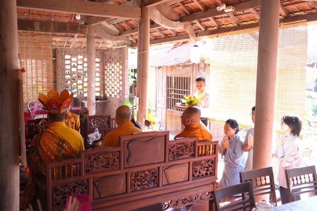 A bronze pouring rite to cast a great bell and a ritual to pray for national peace and prosperity, the ancestors at Phuc Hai Pagoda - Ha Tinh