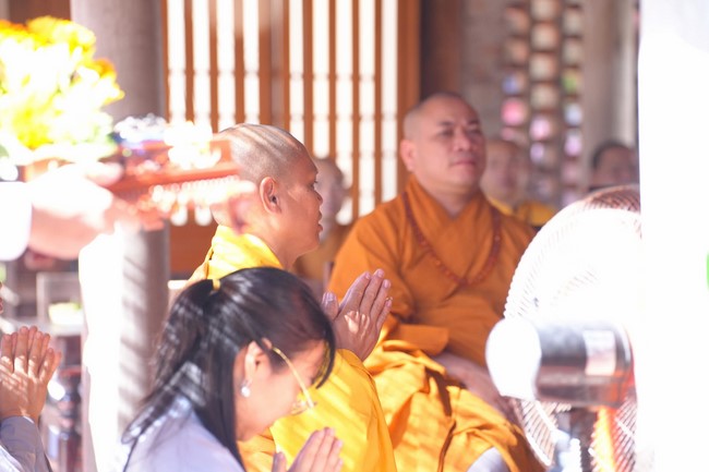 A bronze pouring rite to cast a great bell and a ritual to pray for national peace and prosperity, the ancestors at Phuc Hai Pagoda - Ha Tinh