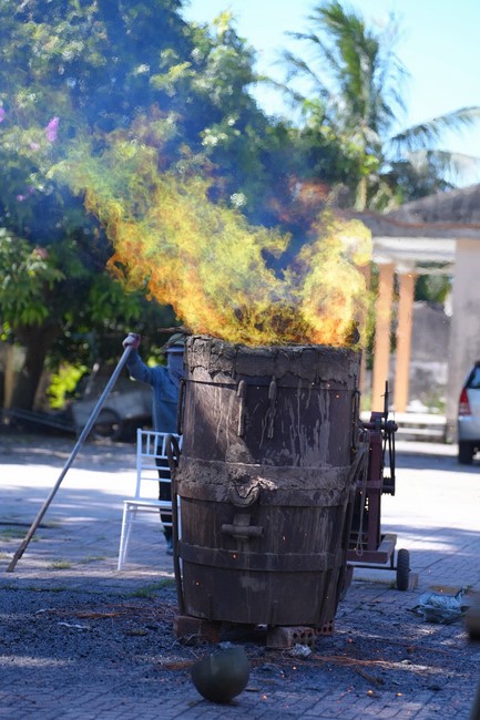 A bronze pouring rite to cast a great bell and a ritual to pray for national peace and prosperity, the ancestors at Phuc Hai Pagoda - Ha Tinh