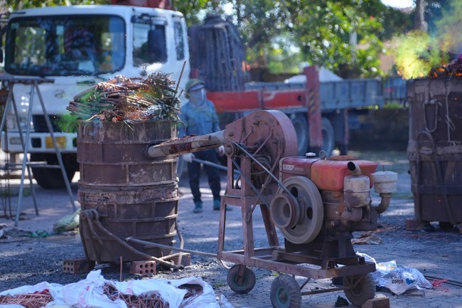 A bronze pouring rite to cast a great bell and a ritual to pray for national peace and prosperity, the ancestors at Phuc Hai Pagoda - Ha Tinh
