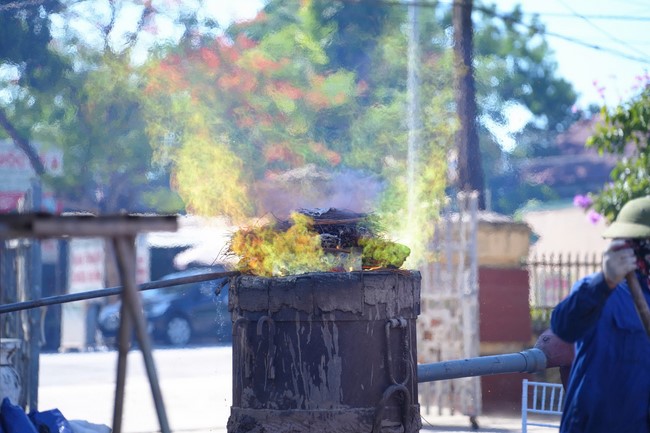 A bronze pouring rite to cast a great bell and a ritual to pray for national peace and prosperity, the ancestors at Phuc Hai Pagoda - Ha Tinh