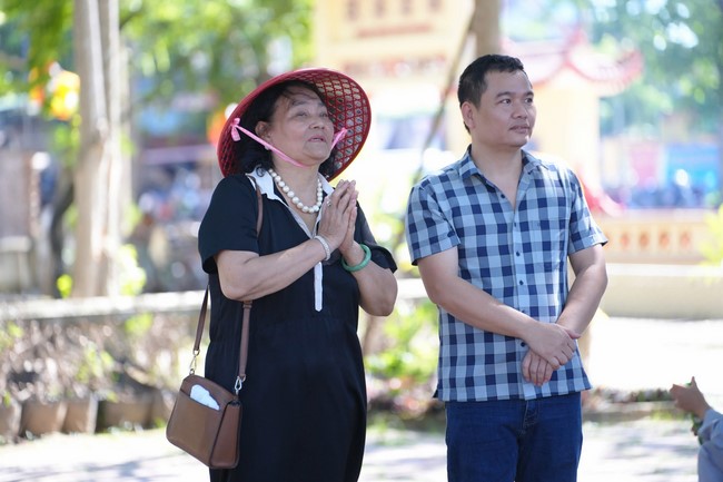 A bronze pouring rite to cast a great bell and a ritual to pray for national peace and prosperity, the ancestors at Phuc Hai Pagoda - Ha Tinh