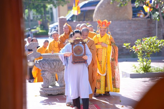 A bronze pouring rite to cast a great bell and a ritual to pray for national peace and prosperity, the ancestors at Phuc Hai Pagoda - Ha Tinh