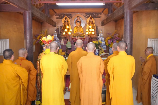 A bronze pouring rite to cast a great bell and a ritual to pray for national peace and prosperity, the ancestors at Phuc Hai Pagoda - Ha Tinh