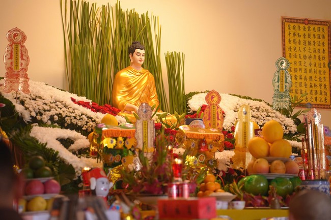 A bronze pouring rite to cast a great bell and a ritual to pray for national peace and prosperity, the ancestors at Phuc Hai Pagoda - Ha Tinh