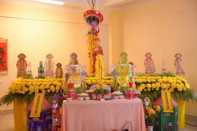 A bronze pouring rite to cast a great bell and a ritual to pray for national peace and prosperity, the ancestors at Phuc Hai Pagoda - Ha Tinh