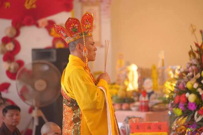A bronze pouring rite to cast a great bell and a ritual to pray for national peace and prosperity, the ancestors at Phuc Hai Pagoda - Ha Tinh