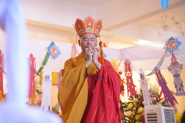 A bronze pouring rite to cast a great bell and a ritual to pray for national peace and prosperity, the ancestors at Phuc Hai Pagoda - Ha Tinh