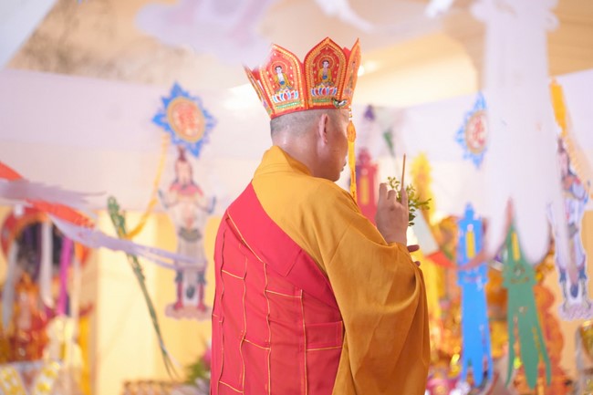 A bronze pouring rite to cast a great bell and a ritual to pray for national peace and prosperity, the ancestors at Phuc Hai Pagoda - Ha Tinh