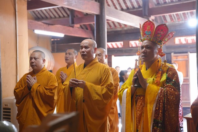 A bronze pouring rite to cast a great bell and a ritual to pray for national peace and prosperity, the ancestors at Phuc Hai Pagoda - Ha Tinh