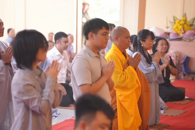 A bronze pouring rite to cast a great bell and a ritual to pray for national peace and prosperity, the ancestors at Phuc Hai Pagoda - Ha Tinh