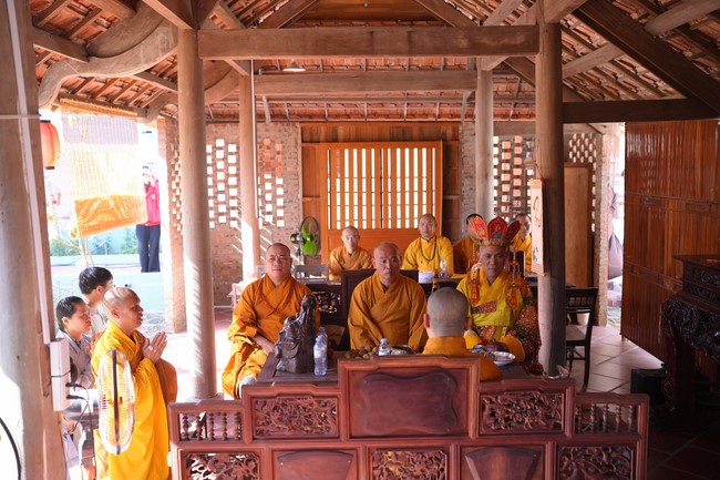 A bronze pouring rite to cast a great bell and a ritual to pray for national peace and prosperity, the ancestors at Phuc Hai Pagoda - Ha Tinh