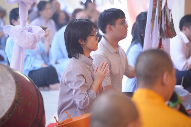 A bronze pouring rite to cast a great bell and a ritual to pray for national peace and prosperity, the ancestors at Phuc Hai Pagoda - Ha Tinh