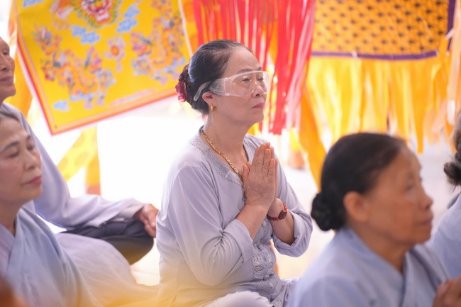 A bronze pouring rite to cast a great bell and a ritual to pray for national peace and prosperity, the ancestors at Phuc Hai Pagoda - Ha Tinh