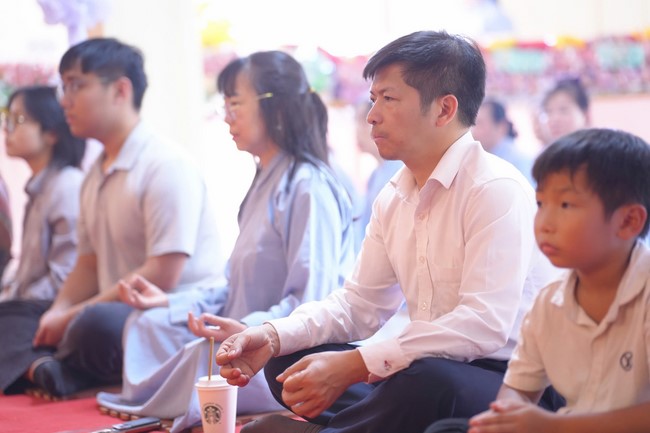 A bronze pouring rite to cast a great bell and a ritual to pray for national peace and prosperity, the ancestors at Phuc Hai Pagoda - Ha Tinh