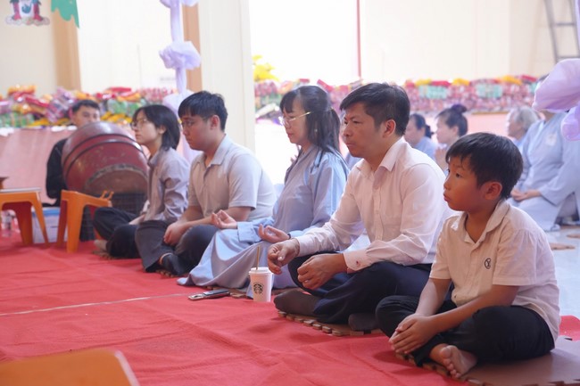 A bronze pouring rite to cast a great bell and a ritual to pray for national peace and prosperity, the ancestors at Phuc Hai Pagoda - Ha Tinh