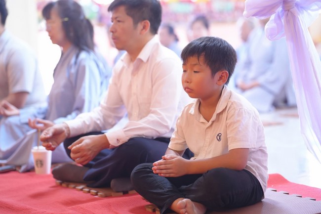 A bronze pouring rite to cast a great bell and a ritual to pray for national peace and prosperity, the ancestors at Phuc Hai Pagoda - Ha Tinh