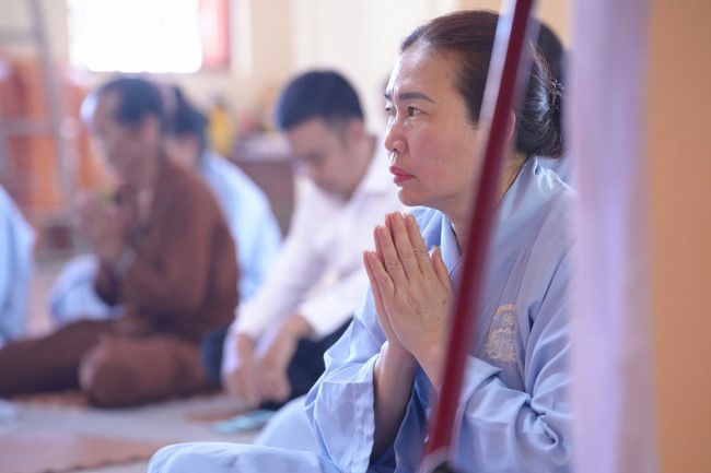 A bronze pouring rite to cast a great bell and a ritual to pray for national peace and prosperity, the ancestors at Phuc Hai Pagoda - Ha Tinh