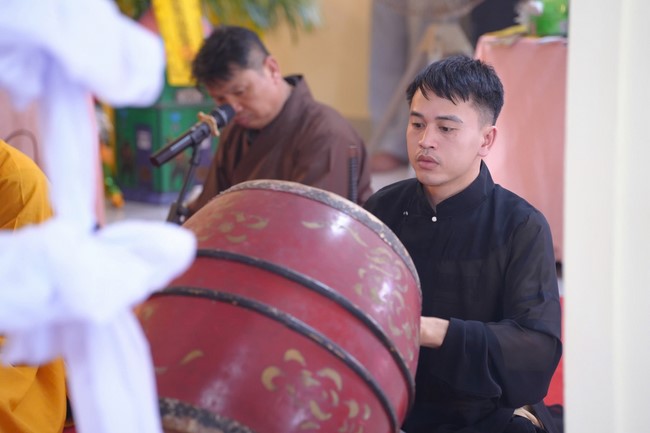 A bronze pouring rite to cast a great bell and a ritual to pray for national peace and prosperity, the ancestors at Phuc Hai Pagoda - Ha Tinh