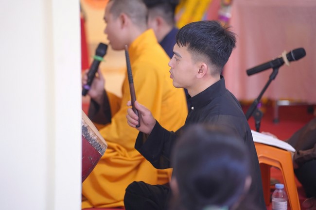 A bronze pouring rite to cast a great bell and a ritual to pray for national peace and prosperity, the ancestors at Phuc Hai Pagoda - Ha Tinh