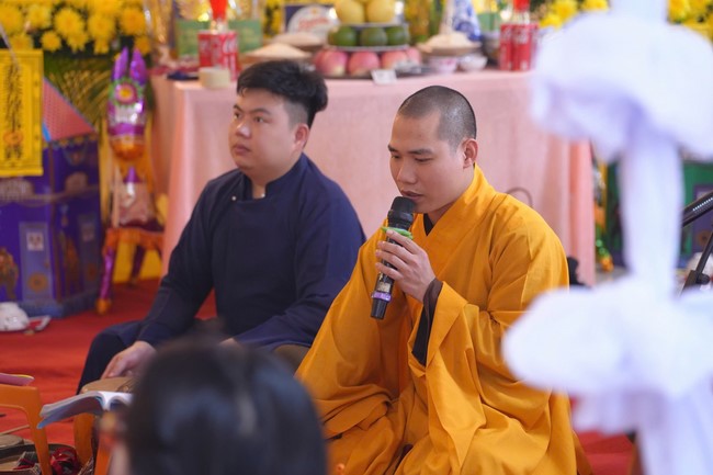 A bronze pouring rite to cast a great bell and a ritual to pray for national peace and prosperity, the ancestors at Phuc Hai Pagoda - Ha Tinh