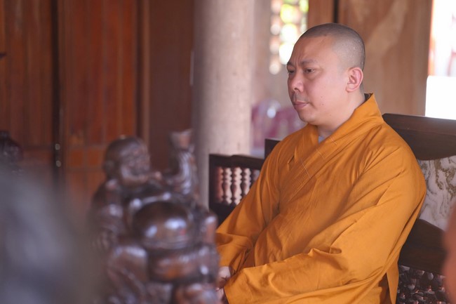 A bronze pouring rite to cast a great bell and a ritual to pray for national peace and prosperity, the ancestors at Phuc Hai Pagoda - Ha Tinh