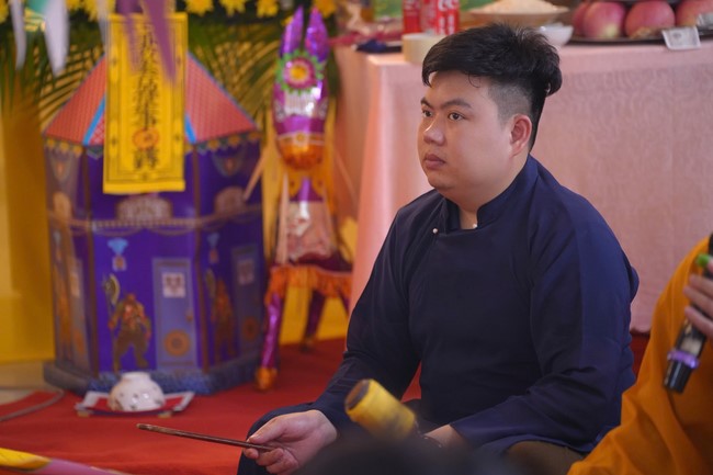 A bronze pouring rite to cast a great bell and a ritual to pray for national peace and prosperity, the ancestors at Phuc Hai Pagoda - Ha Tinh