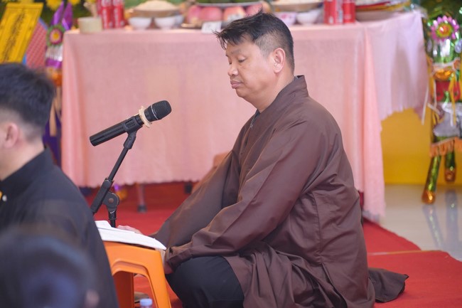 A bronze pouring rite to cast a great bell and a ritual to pray for national peace and prosperity, the ancestors at Phuc Hai Pagoda - Ha Tinh