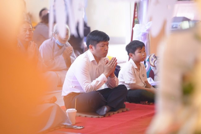 A bronze pouring rite to cast a great bell and a ritual to pray for national peace and prosperity, the ancestors at Phuc Hai Pagoda - Ha Tinh