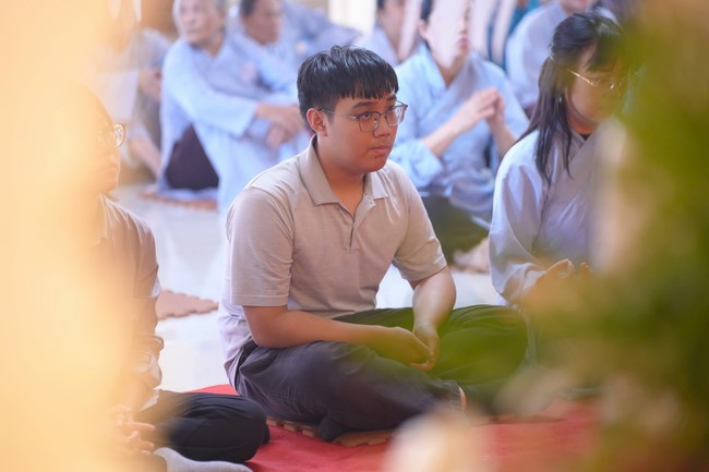 A bronze pouring rite to cast a great bell and a ritual to pray for national peace and prosperity, the ancestors at Phuc Hai Pagoda - Ha Tinh