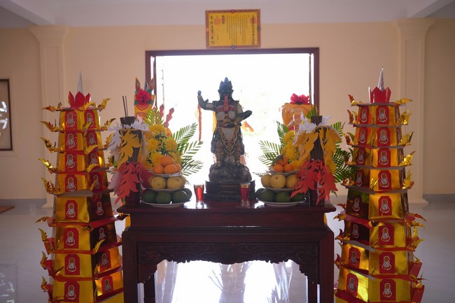 A bronze pouring rite to cast a great bell and a ritual to pray for national peace and prosperity, the ancestors at Phuc Hai Pagoda - Ha Tinh