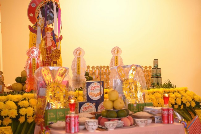 A bronze pouring rite to cast a great bell and a ritual to pray for national peace and prosperity, the ancestors at Phuc Hai Pagoda - Ha Tinh