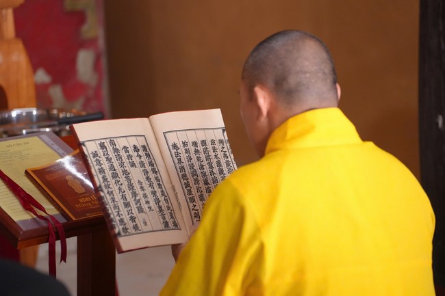 A bronze pouring rite to cast a great bell and a ritual to pray for national peace and prosperity, the ancestors at Phuc Hai Pagoda - Ha Tinh