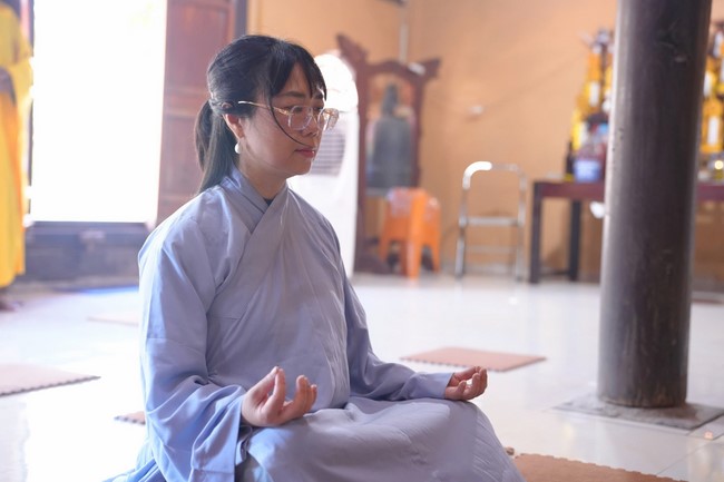 A bronze pouring rite to cast a great bell and a ritual to pray for national peace and prosperity, the ancestors at Phuc Hai Pagoda - Ha Tinh