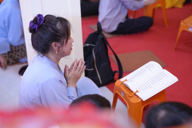 A bronze pouring rite to cast a great bell and a ritual to pray for national peace and prosperity, the ancestors at Phuc Hai Pagoda - Ha Tinh
