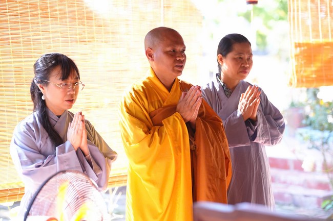 A bronze pouring rite to cast a great bell and a ritual to pray for national peace and prosperity, the ancestors at Phuc Hai Pagoda - Ha Tinh