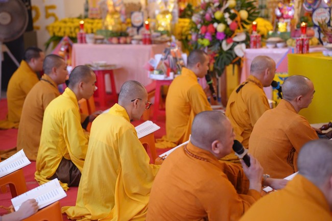A bronze pouring rite to cast a great bell and a ritual to pray for national peace and prosperity, the ancestors at Phuc Hai Pagoda - Ha Tinh