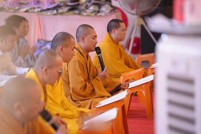 A bronze pouring rite to cast a great bell and a ritual to pray for national peace and prosperity, the ancestors at Phuc Hai Pagoda - Ha Tinh