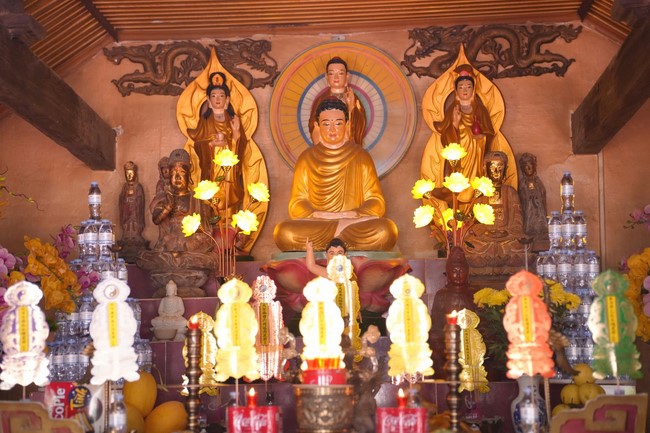 A bronze pouring rite to cast a great bell and a ritual to pray for national peace and prosperity, the ancestors at Phuc Hai Pagoda - Ha Tinh