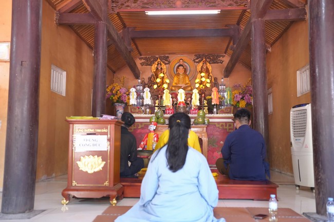 A bronze pouring rite to cast a great bell and a ritual to pray for national peace and prosperity, the ancestors at Phuc Hai Pagoda - Ha Tinh